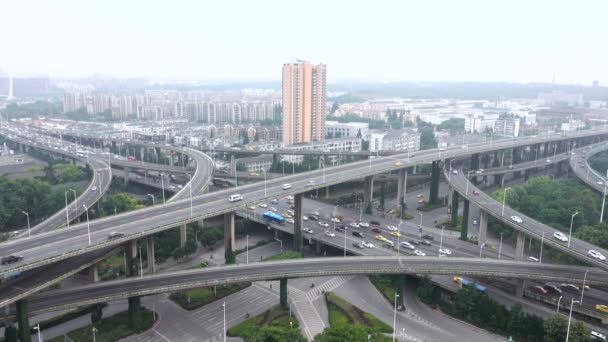 Veduta aerea dell'autostrada e del cavalcavia in città - Filmati, video