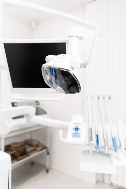 Modern led lámpa a fogorvos klinikán. Fogászati klinikán. A művelet, a fogpótlás. Orvostudomány, egészség, Sztomatológia koncepció. Iroda ahol fogorvos ellenőrzést végez, és megállapítja. - Fotó, kép