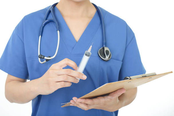 Médico femenino sosteniendo aguja inyectable
 - Foto, imagen