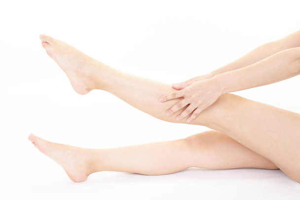 Mujer que cuida sus piernas
 - Foto, Imagen