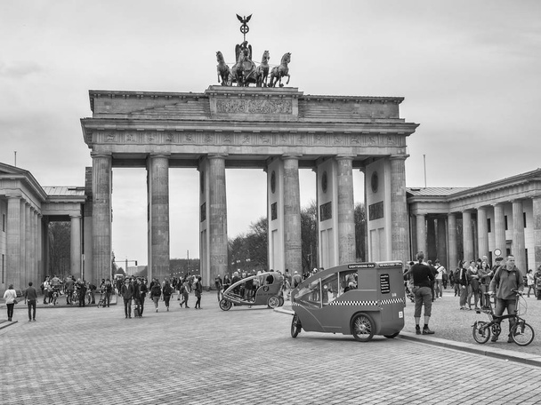 Τουρίστες στην πύλη του Βρανδεμβούργου στο Βερολίνο, Γερμανία, μαύρο και άσπρο - Φωτογραφία, εικόνα