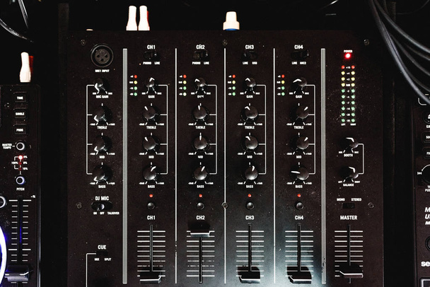 Panel de control con deslizadores de un mezclador de audio para DJ
 - Foto, imagen