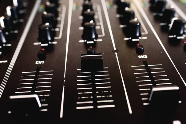 Detalhe dos controles deslizantes de um mixer de áudio para DJ
 - Foto, Imagem