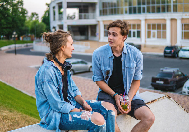 Preciosa pareja joven hipster citas durante el atardecer de verano
. - Foto, Imagen