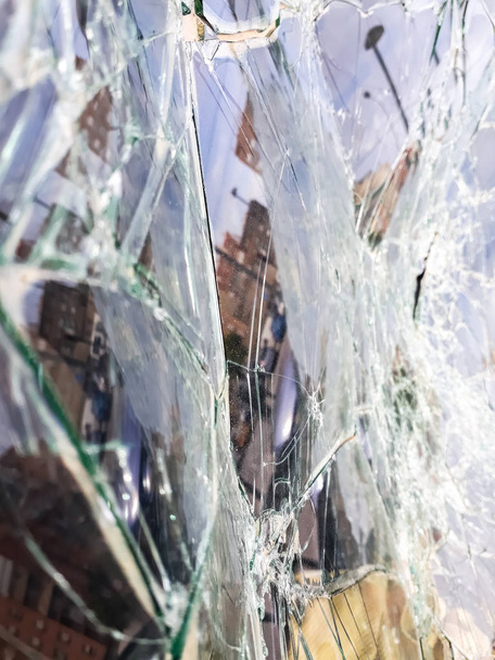 Uszkodzone szyby z opuszczonych i zniszczony samochód, z tłuczonego szkła. - Zdjęcie, obraz