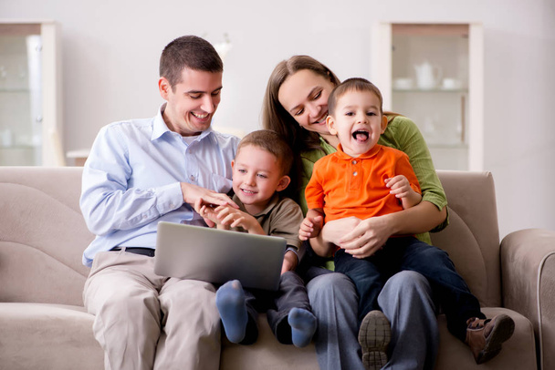 Giovane famiglia navigare in internet e guardando le foto - Foto, immagini