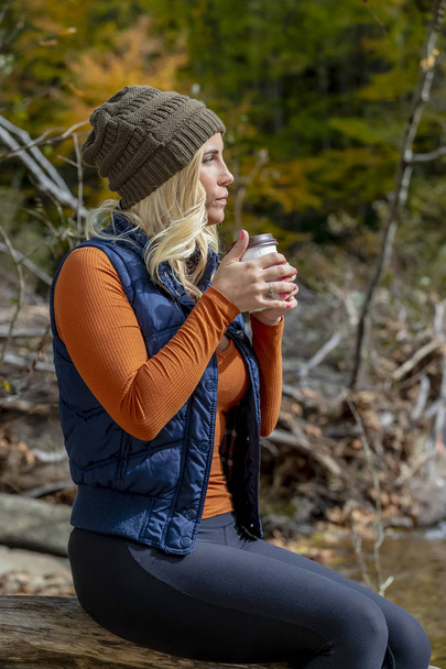 Kaunis blondi malli poseeraa ulkona metsässä ympäristössä
 - Valokuva, kuva