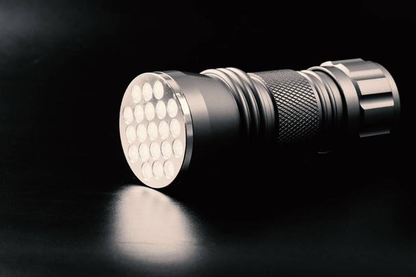 карманный фонарик для повседневной перевозки (EDC
) - Фото, изображение