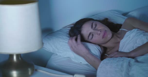 痛みとベッドで病気の女性のビデオ  - 映像、動画
