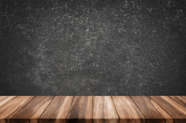 Lege top van houten tafel met grunge betonnen muur textuur achtergrond. - Foto, afbeelding