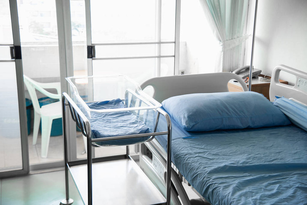 σύγχρονο και άνετο εξοπλισμένο δωμάτιο νοσοκομείου - Φωτογραφία, εικόνα