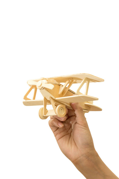 Spielzeugflugzeug in der Hand isoliert auf weißem Hintergrund mit Clipping-Pfad. - Foto, Bild