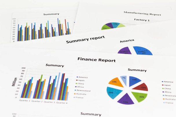 財務レポート、グラフの計算節約、財政および経済概念. - 写真・画像