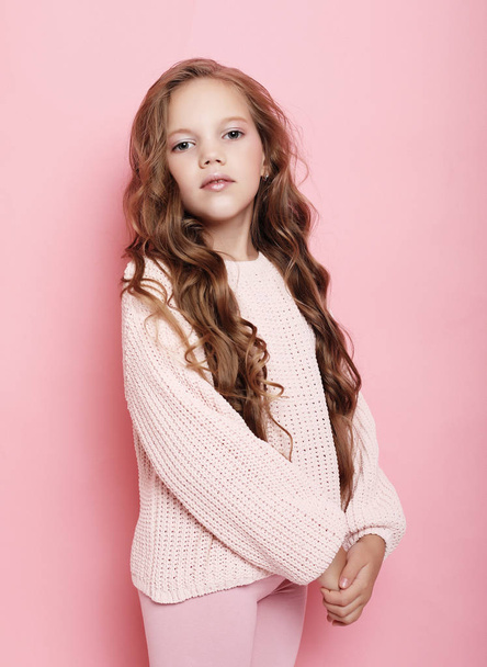 lifestyle  and people concept: litle girl kid with long curly ha - Foto, imagen