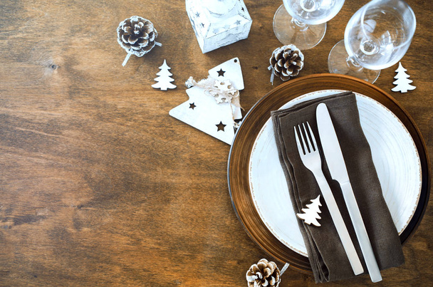 Egyszerű karácsonyi hely beállítása a vintage vagy rusztikus stílusú, fából készült háttér. A karácsony vagy újév vacsora ünnepi asztal. - Fotó, kép
