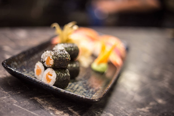 Sushi y rollos de fondo, marco en negro, vista superior. Colorido restaurante japonés conjunto de alimentos, espacio para copiar
 - Foto, imagen