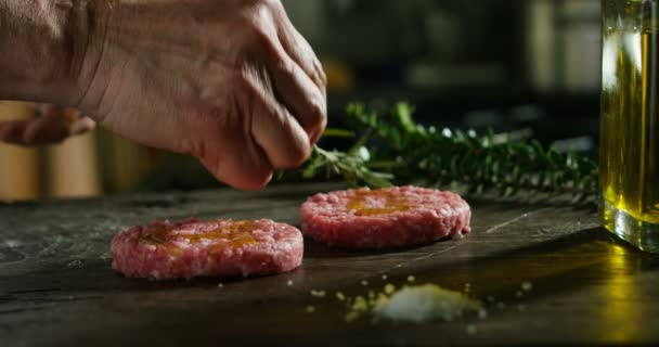 Chef adding spices to raw meat - Πλάνα, βίντεο