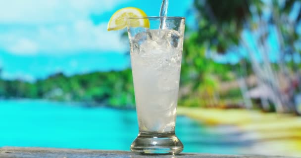 Gießen Cocktail nicht alchoolic in der Nähe des Meeres auf dem Hintergrund der tropischen Insel in Zeitlupe - Filmmaterial, Video