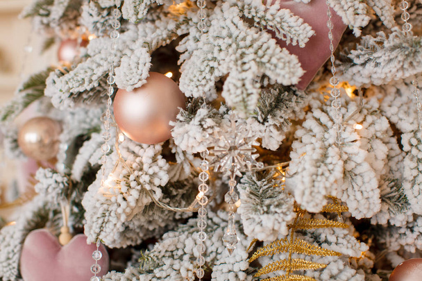Noel ağacı üzerinde pembe top - Fotoğraf, Görsel