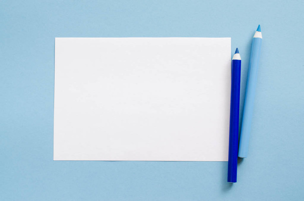 Bianco foglio bianco di carta e due matite blu. Finto spazio Copia. Vista dall'alto, Education Concept
. - Foto, immagini