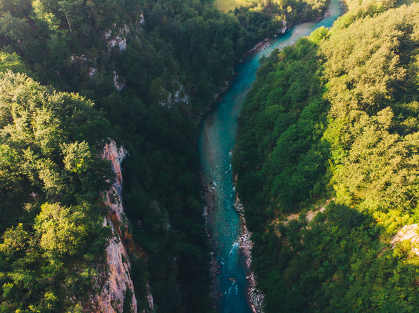 воздушный вид на горную реку в каньоне с прозрачной лазурной рекой
 - Фото, изображение
