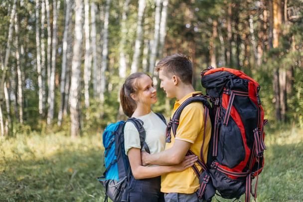 pareja de turistas con mochilas de senderismo en un bosque
 - Foto, Imagen