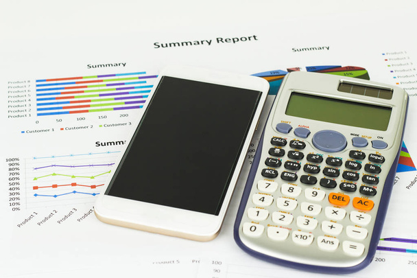 Berekeningen, besparingen, financiën en economie concept met telefoon. - Foto, afbeelding