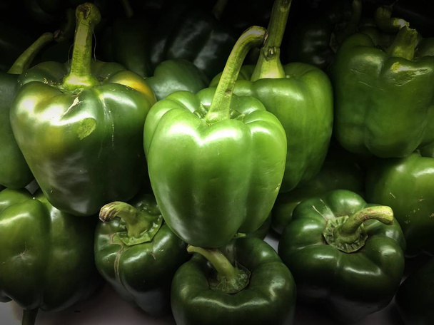 Zelená paprika uspořádat na polici v zóně čerstvé zeleniny v supermarketu - Fotografie, Obrázek