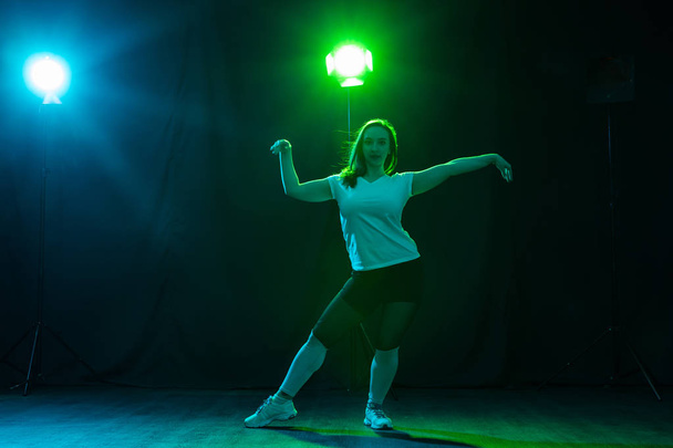 Хіп-хоп, джаз-фанк, тектонік, вакуум, транс та концепція вуличних танців - гарненька жінка танцює джазовий фанк на темному фоні
 - Фото, зображення