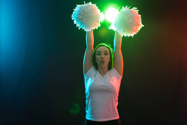 Blondi cheerleader nainen poseeraa pom-poms tanssistudiossa
 - Valokuva, kuva