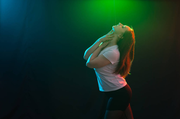 Osób i koncepcji taniec - kobieta młody fitness taniec jazz funk nad kolorowe tło - Zdjęcie, obraz