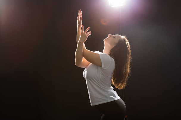 Osób i taniec koncepcja - Zamknij się młoda kobieta lekkoatletycznego taniec ulicy w studio - Zdjęcie, obraz
