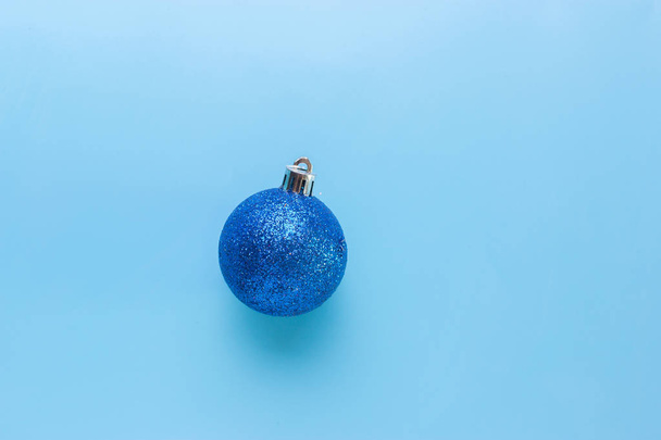 christmas ball on the blue background. - Foto, imagen