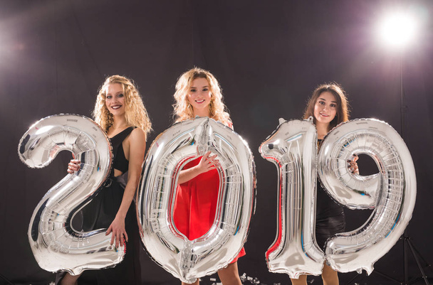 Party, az emberek és újévi ünnepek koncepció - vidám fiatal nők ünneplése Szilveszter 2019 - Fotó, kép