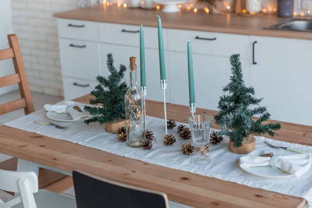 Interieur lichte keuken met kerst decor en boom - Foto, afbeelding