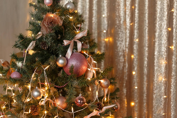 光沢のあるグレアでクリスマスツリーにぶら下がっている美しい色のクリスマス飾り - 写真・画像