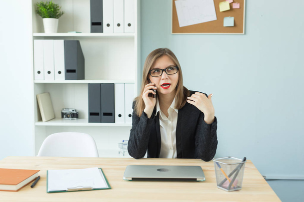 Concepto de negocios, bienes raíces y personas - Mujer atractiva con los labios rojos en la oficina hablando por teléfono
 - Foto, Imagen
