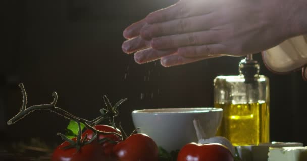 one day in an Italian kitchen with an experienced chef and offers us his traditional romantic meals and tricks in extreme slow motion - Felvétel, videó