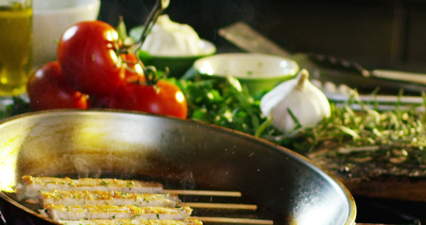 video en cámara lenta del chef jefe de cocina, la adición de papel picante a lula kebab en la sartén
  - Imágenes, Vídeo