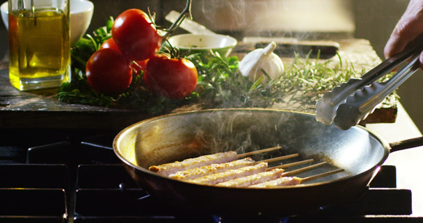 βίντεο αργής κίνησης του σεφ που μαγειρεύει στο τηγάνι κεμπάπ  - Πλάνα, βίντεο