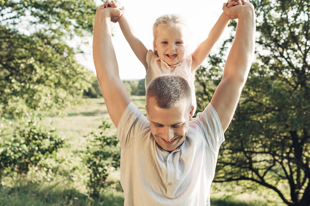 Mutlu baba ve eğleniyor, güneşli yaz zevk kız - Fotoğraf, Görsel