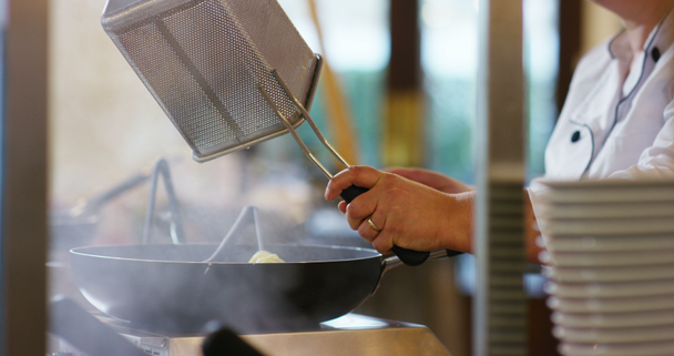 Відео повільного руху шеф-кухаря, який готує на сковороді спагетті
  - Кадри, відео