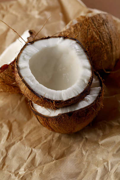 Fresh coconut fruits halves  - Foto, Imagen