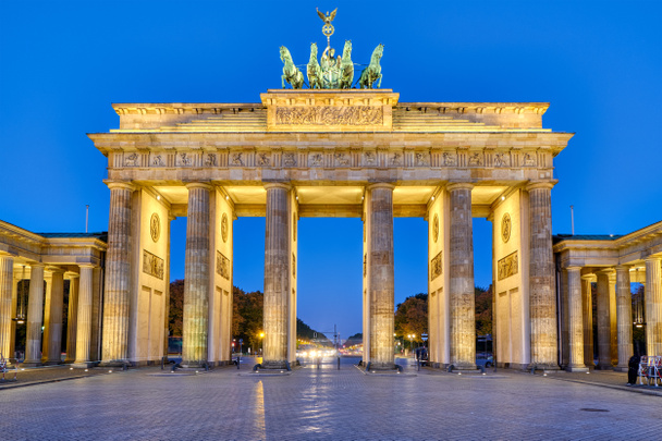 Şafakta Berlin 'deki Brandenburg Kapısı. - Fotoğraf, Görsel