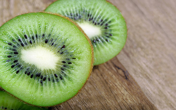 Kiwi fruit op hout achtergrond. Close-up. kopie ruimten. - Foto, afbeelding