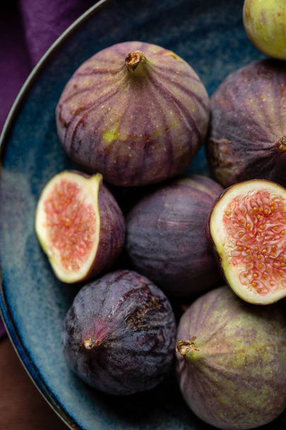 Fresh figs fruits on plate - Foto, afbeelding