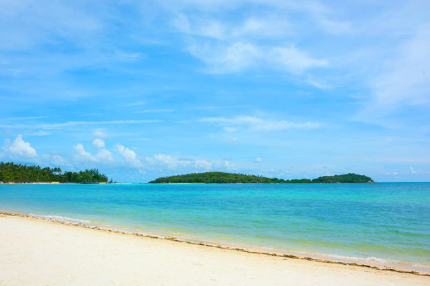 Naturalnej piaszczystej plaży nadmorskiej w piękny i słoneczny dzień, jasne błękitne niebo chmura tła - Zdjęcie, obraz