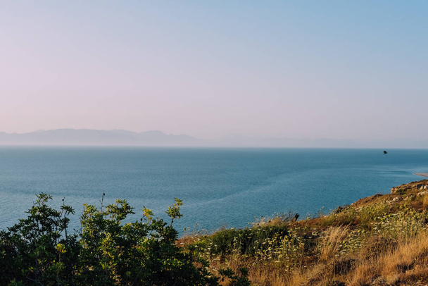 РОДЕС, ГРУЗИЯ - CIRCA ИЮНЬ 2018: Эгейское море на закате на западной окраине острова Родес, Греция
. - Фото, изображение
