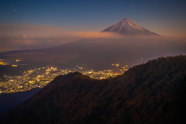 Mont Fuji et ville Fujiyoshida au lever du soleil à partir du Mt. Mitsutoge
 - Photo, image