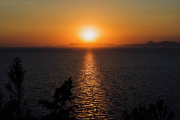 RODI, GRECIA - CIRCA GIUGNO 2018: Mar Egeo al tramonto sul bordo occidentale dell'isola di Rodi, Grecia
. - Foto, immagini
